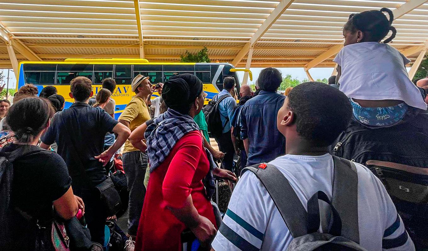 USA kallar hem delar av ambassadpersonalen i Niger. Även andra länder har evakuerat sina medborgare från landet. På bilden syns franska medborgare som inväntar evakuering från Niger tidigare i veckan. Foto: Sam Mednick/AP/TT