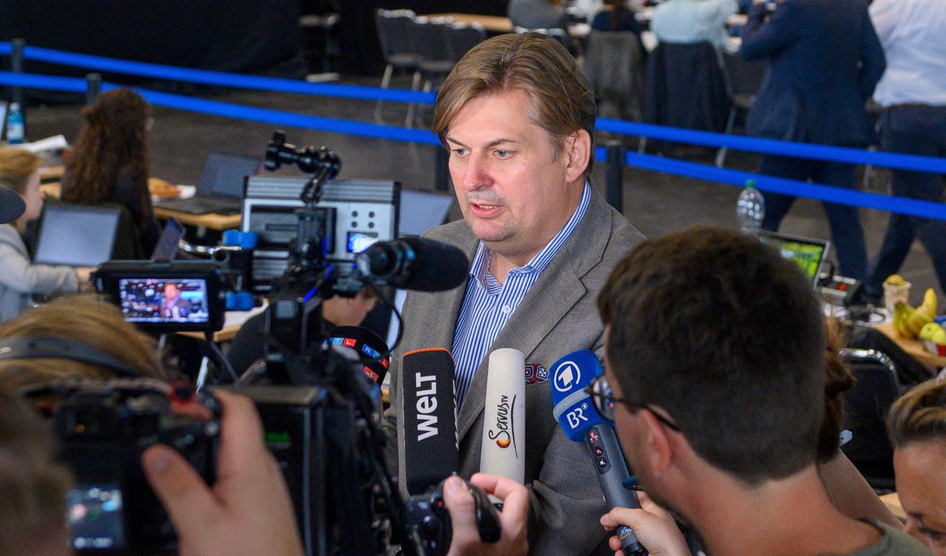 Maximilian Krah toppar AFD:s lista inför valet till EU-parlamentet nästa år. Här svarar han på frågor från journalister efter partikonventet i Magdeburg. Foto: Klaus-Dietmar Gabbert/AP/TT