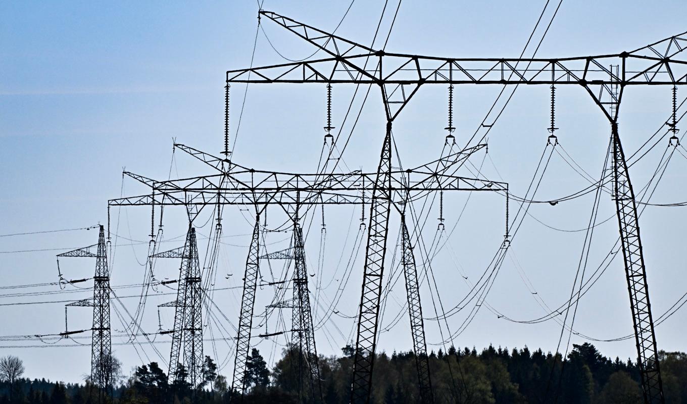 Elpriset når låga nivåer på måndagen efter ovädret som drabbat Sverige. Foto: Jonas Ekströmer/TT