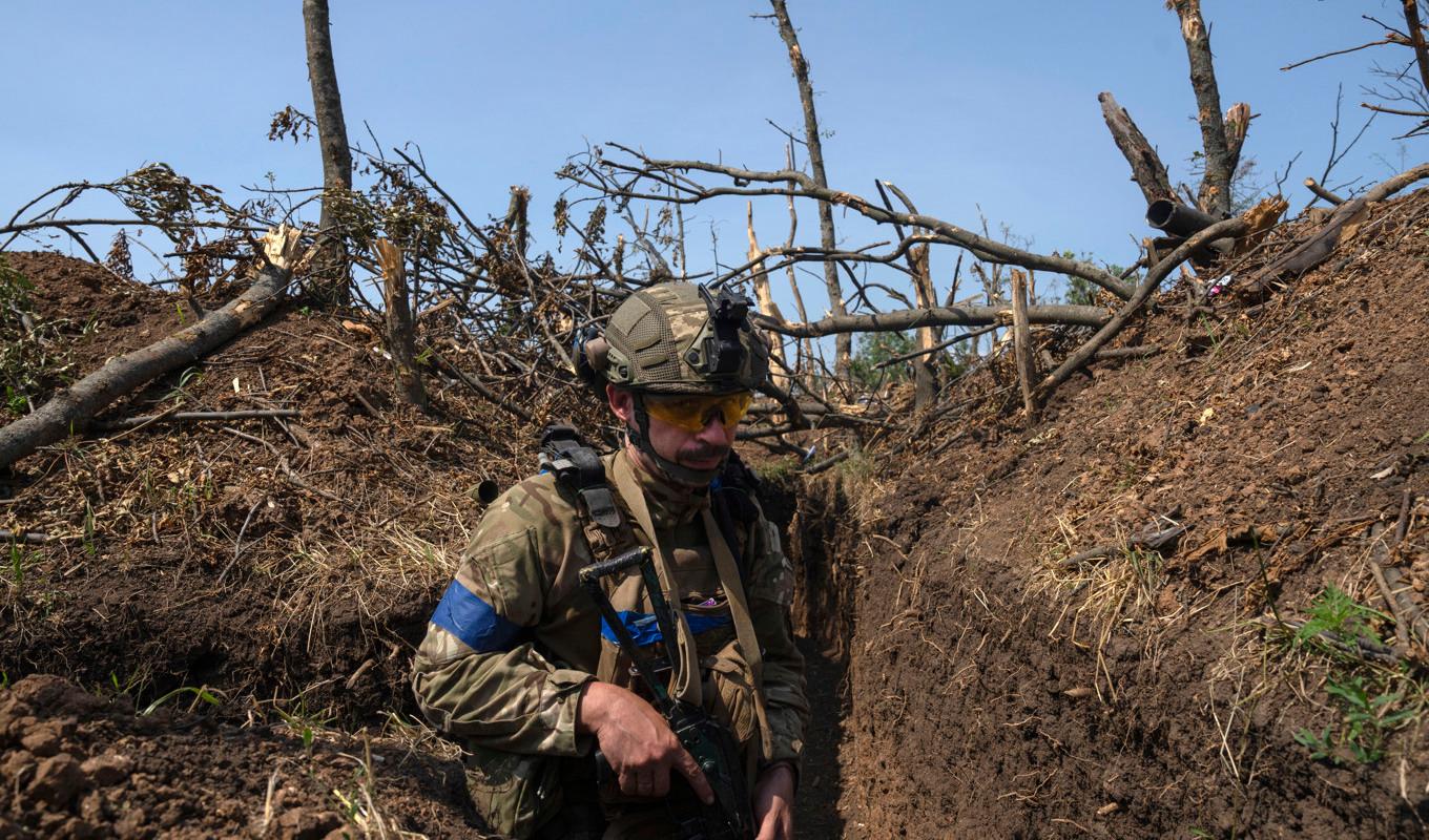 En ukrainsk soldat i en skyttegrav i regionen Zaporizjzja. Foto: Efrem Lukatsky/AP/TT