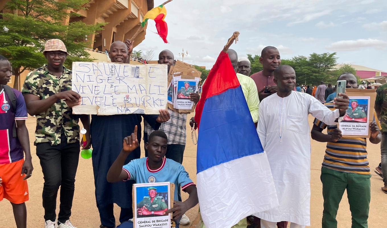 Anhängare till juntan i Niger håller upp ett plakat med den ryska flaggan. Bilden är tagen den 6 augusti. Foto: Sam Mednick/AP/TT
