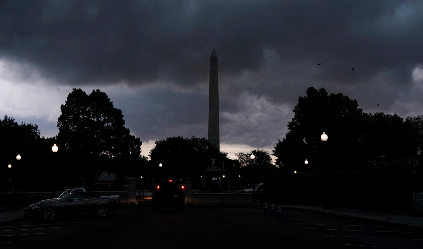 Tusentals statligt anställda skickades hem från arbetet i Washington på måndagen till följd av varningarna för stormar med åska, hagel och tornador. Foto: Jacquelyn Martin/AP/TT