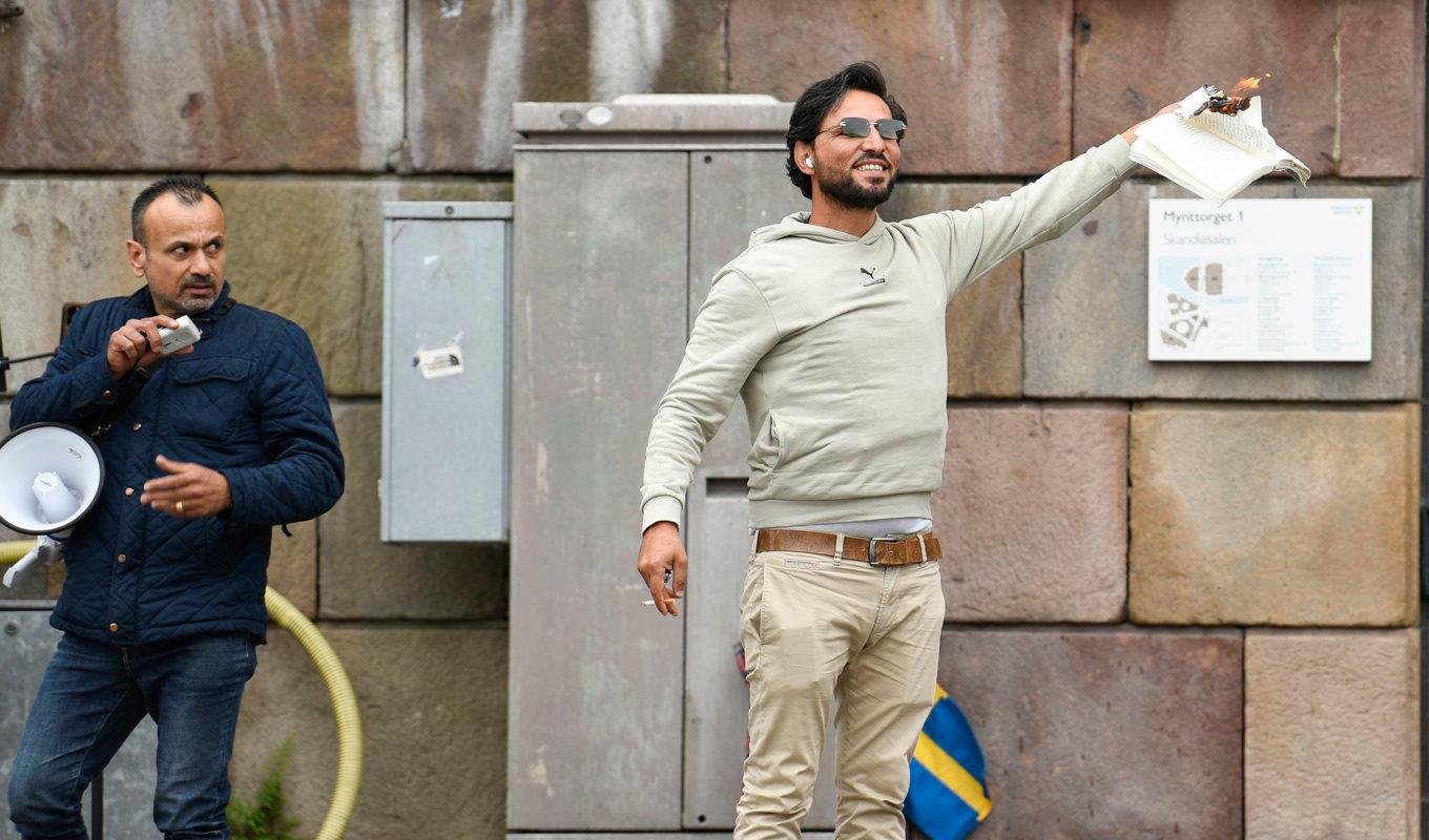 Tidigare i år brände Salwan Momika en koran på Mynttorget. Nu har Salwan Najem (till vänster) fått tillstånd till en allmän sammankomst på samma plats. Arkivbild. Foto: Oscar Olsson/TT