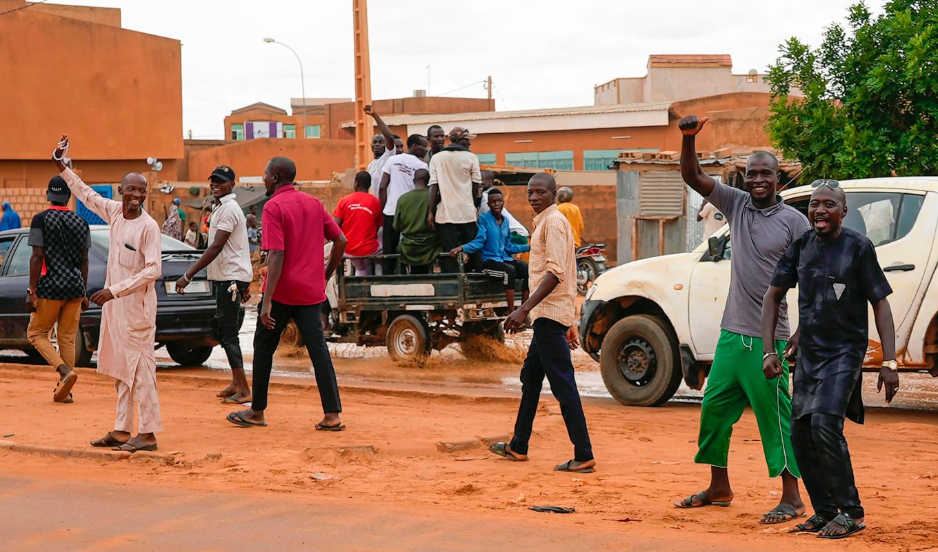 Demonstranter samlas till fredagens protest i Nigers huvudstad Niamey mot planerna på en militärintervention i landet. Foto: Sam Mednick/AP/TT