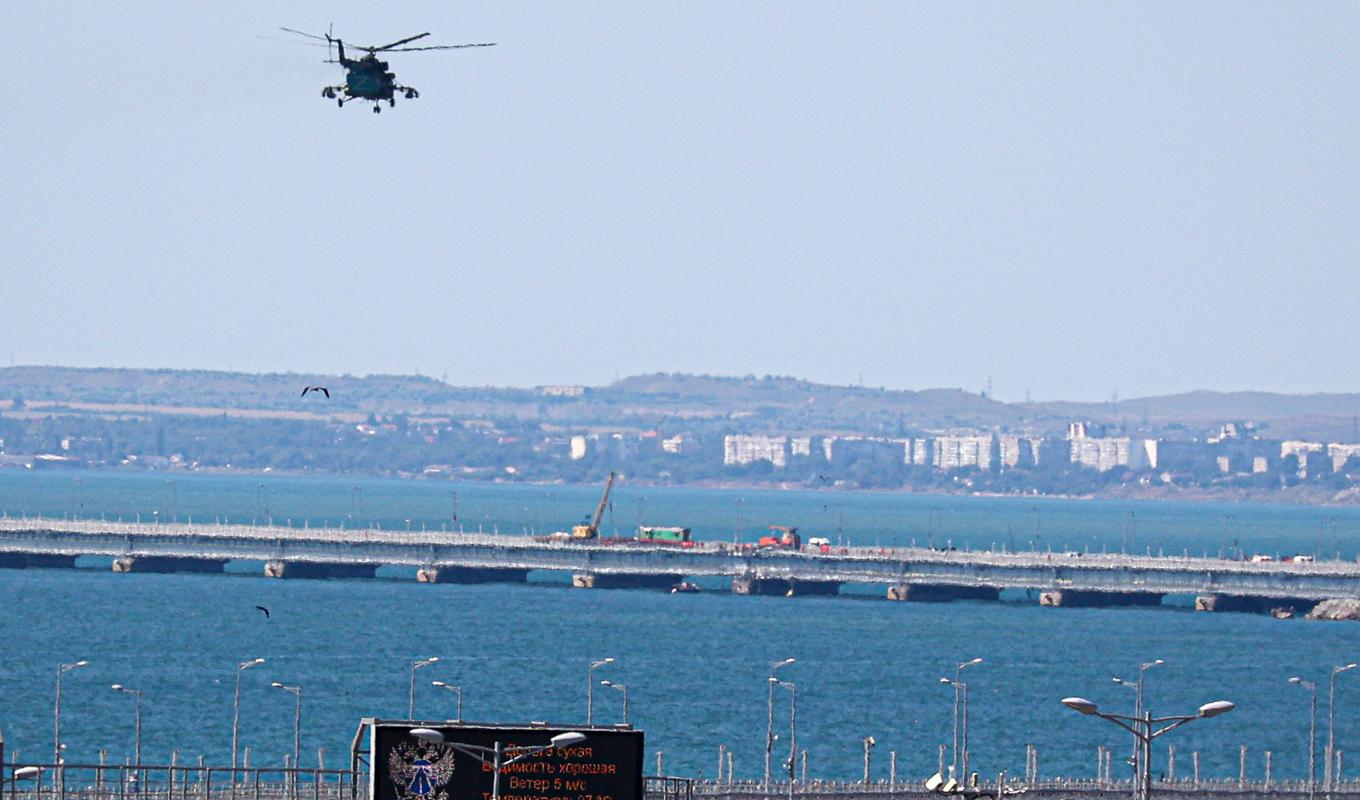 I juli lyckades Ukraina orsaka skador på Kertjbron, som förbinder Ryssland med den ockuperade Krimhalvön. Arkivbild. Foto: AP/TT