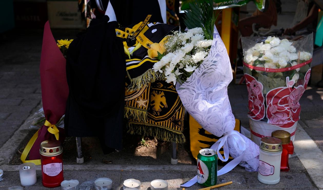 Ljus och blommor vid platsen där den 29-årige supportern dog. Arkivbild. Foto: Thanassis Stavrakis/AP/TT