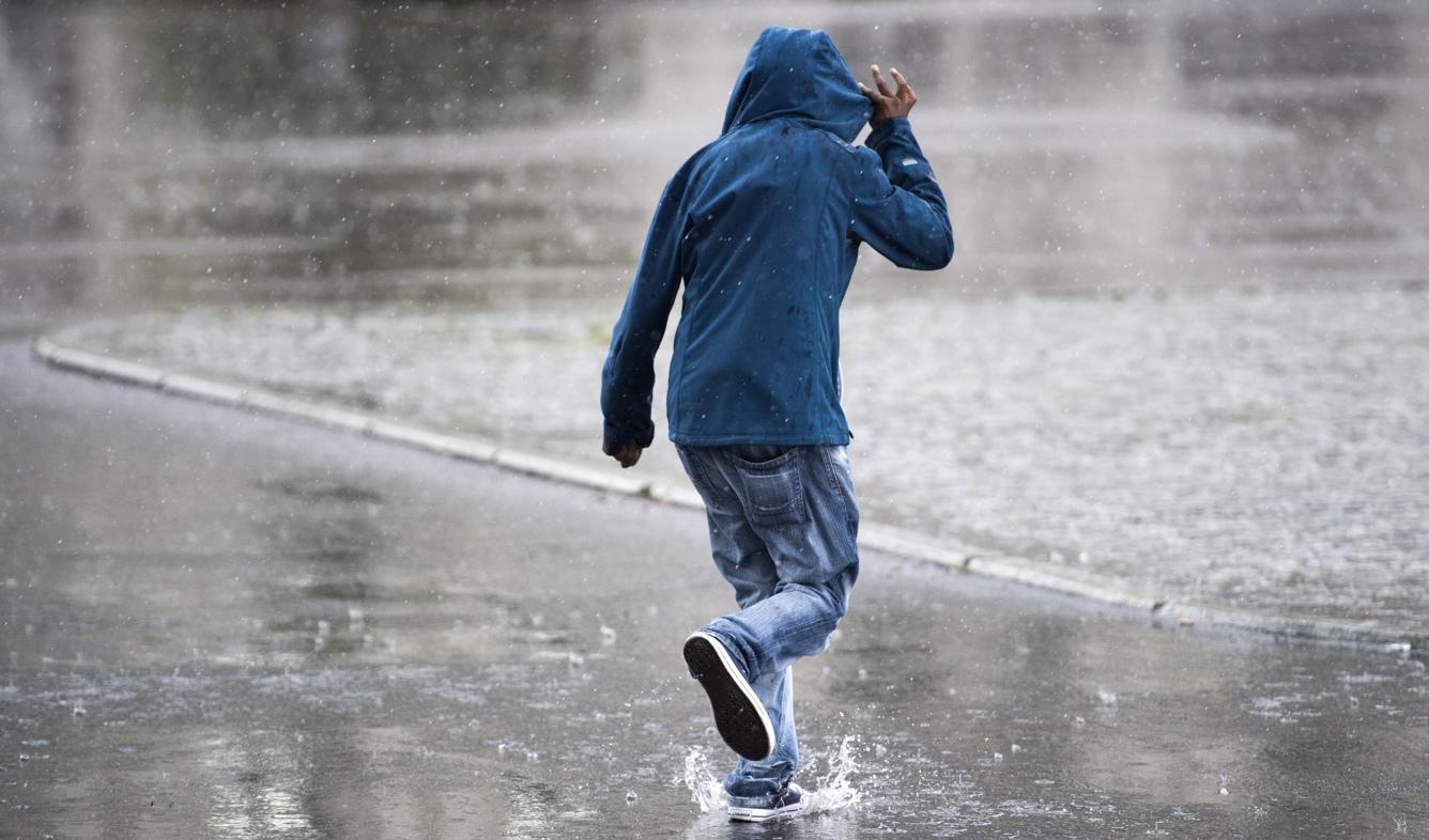 Skyfallsliknande regn är på väg norrut. Arkivbild. Foto: Jon Olav Nesvold/NTB-TT