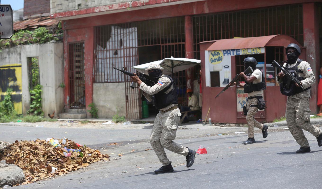 Polis i Port-au-Prince under oroligheter tidigare i veckan. Bild från i måndags. Foto: Odelyn Joseph/AP/TT