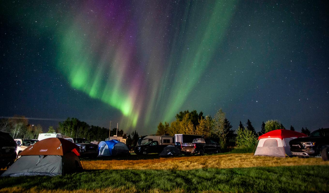 Evakuerade från staden Yellowknife tältar i väntan på evakuering. Foto: Bill Braden/AP/TT