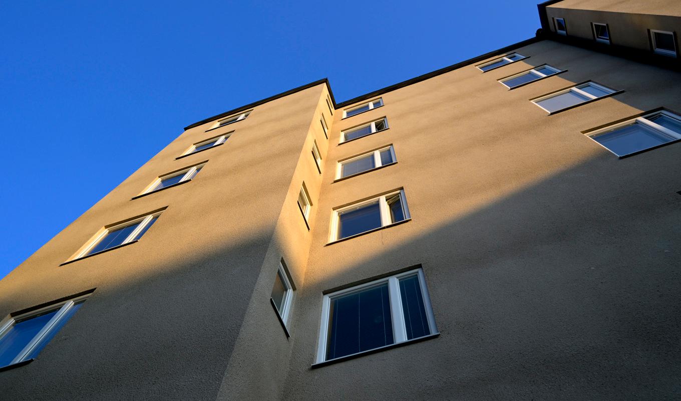 Det kan vara en bra idé att kolla upp föreningens skulder innan man slår till på en bostadsrätt. Arkivbild. Foto: Janerik Henriksson/TT