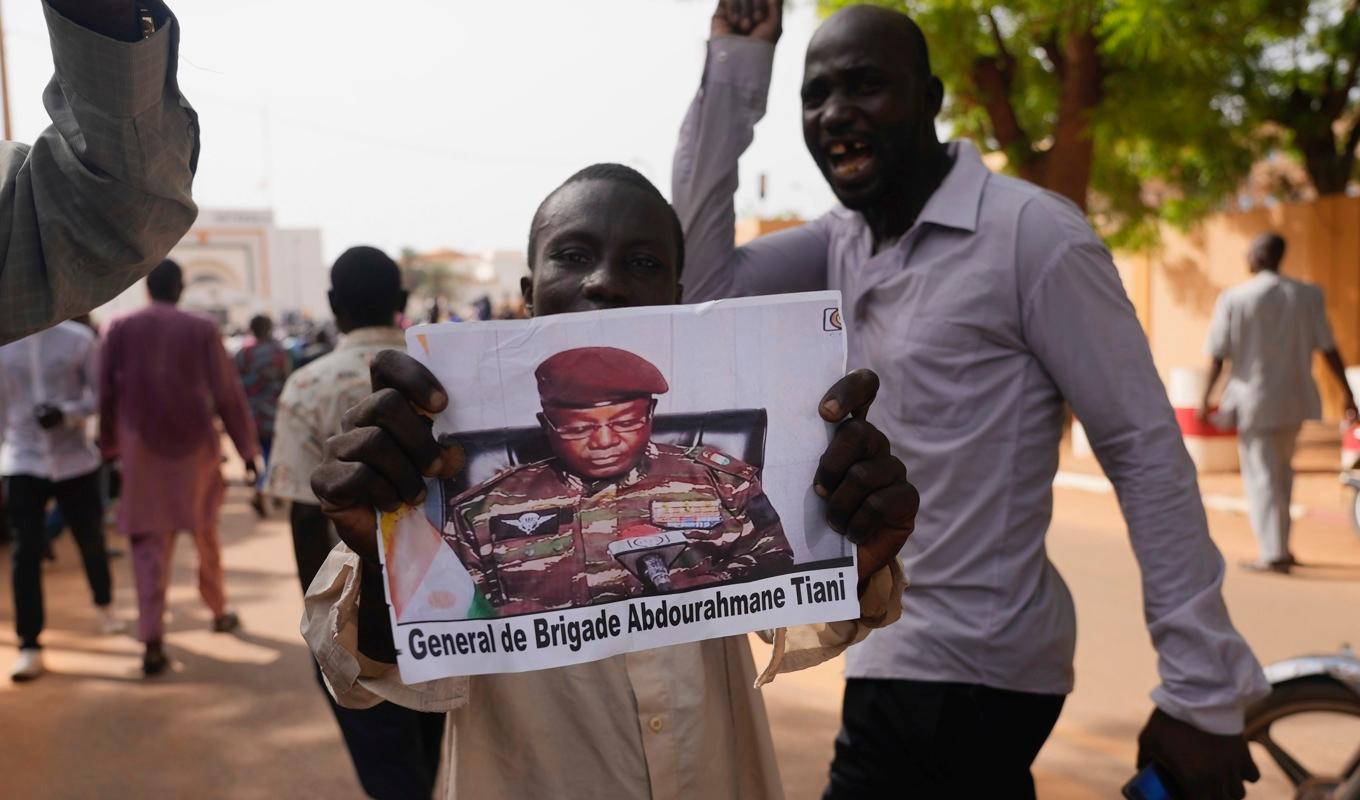 Anhängare till kuppledaren Abdourahmane Tiani, i orten Niamey i Niger. Foto: Sam Mednick/AP/TT