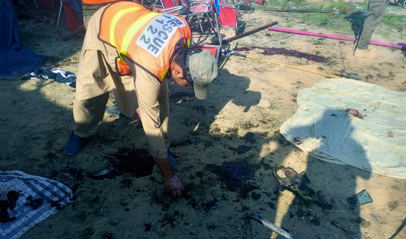 En räddningsarbetare inspekterar platsen där en bomb exploderade tidigare i år, i regionen Bajur i Pakistan. Arkivbild. Foto: Räddningstjänsten Pakistan/AP/TT