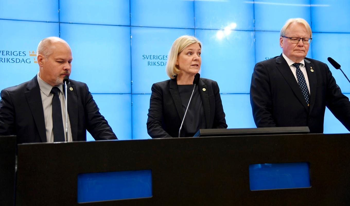 Socialdemokraternas partiledare Magdalena Andersson, Peter Hultqvist (höger) och Morgan Johansson håller pressträff där man vill att Sverige skickar JAS Gripen till Ukraina. Foto: Lars Schröder/TT