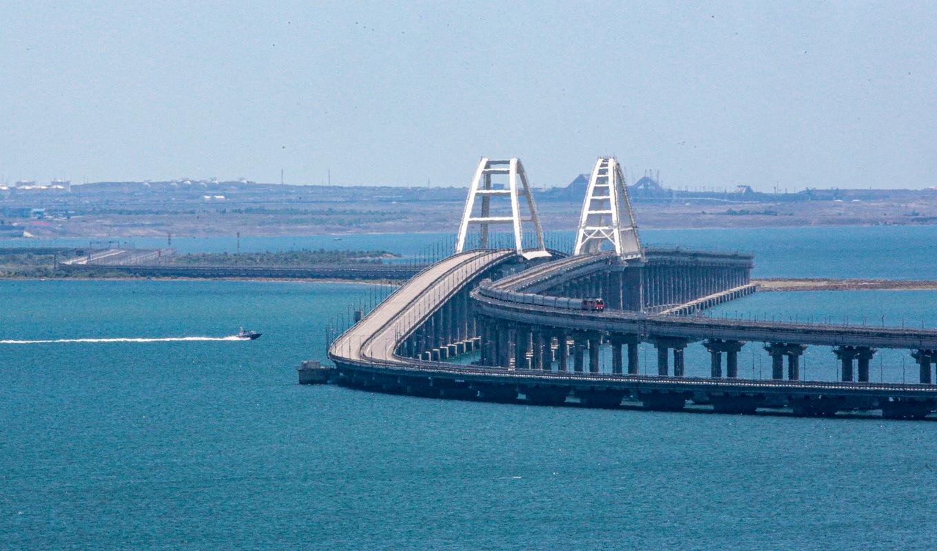 Krimbron, som knyter samman Krimhalvön med det ryska fastlandet, har attackerats vid flera tillfällen sedan kriget inleddes förra året. Arkivbild. Foto: AP/TT