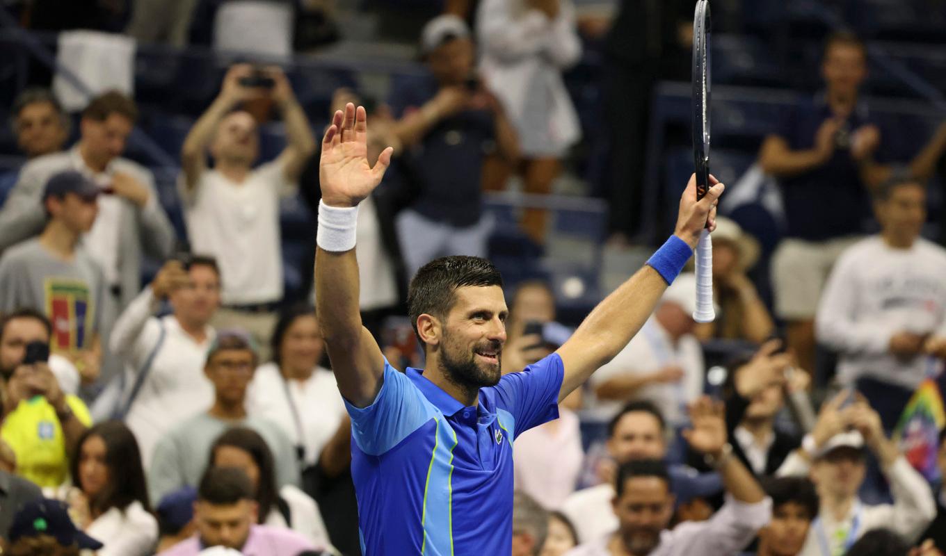 Novak Djokovic firar segern i första omgången i US Open. Foto: Jason DeCrow/AP/TT