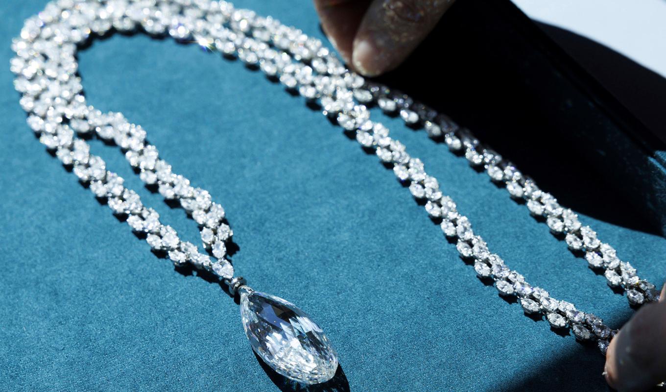 Ett diamanthalsband värderat till motsvarande 125 miljoner kronor såldes under den första auktionen. Foto: Salvatore Di Nolfi/AP/TT