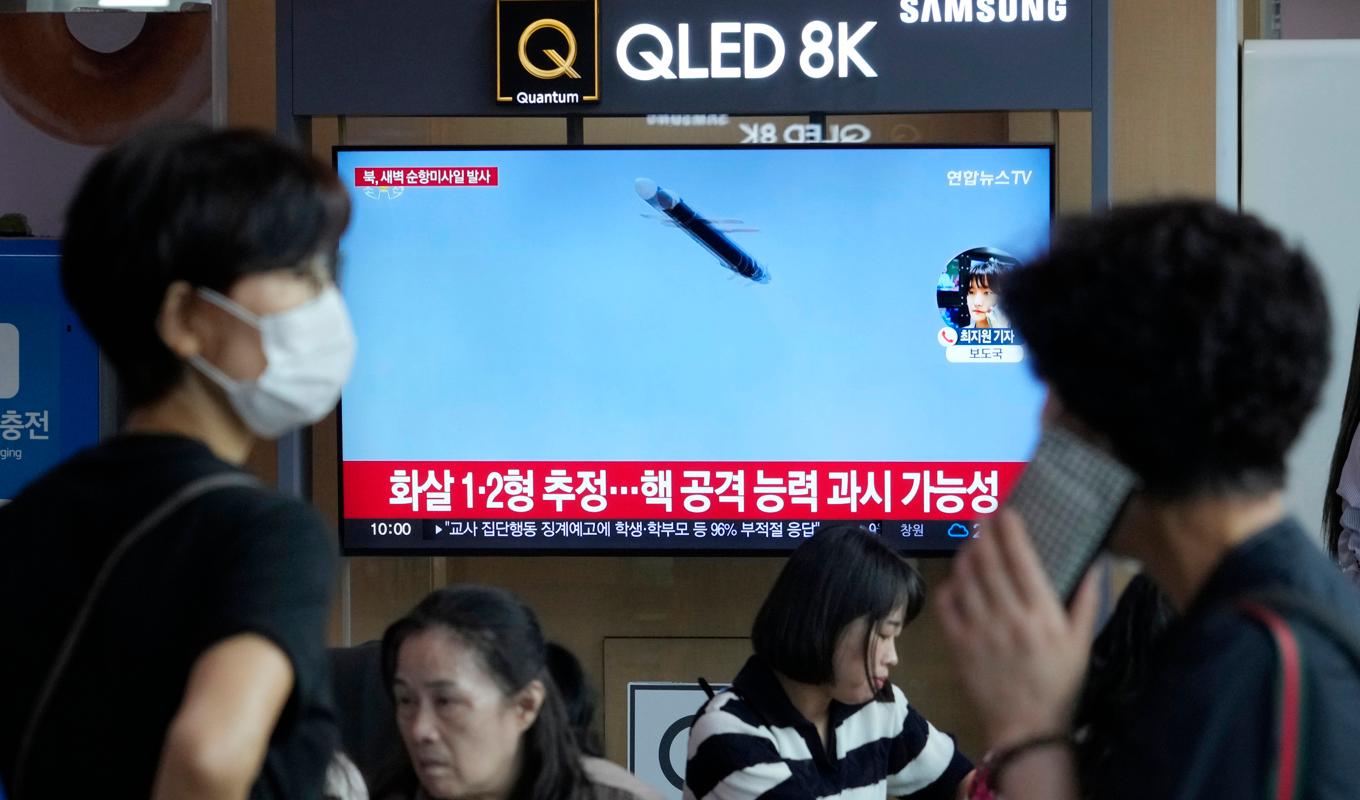 Sydkoreanska nyheter visar bilder föreställandes Nordkoreas robottester på lördagen. Foto: Ahn Young-joon/AP/TT