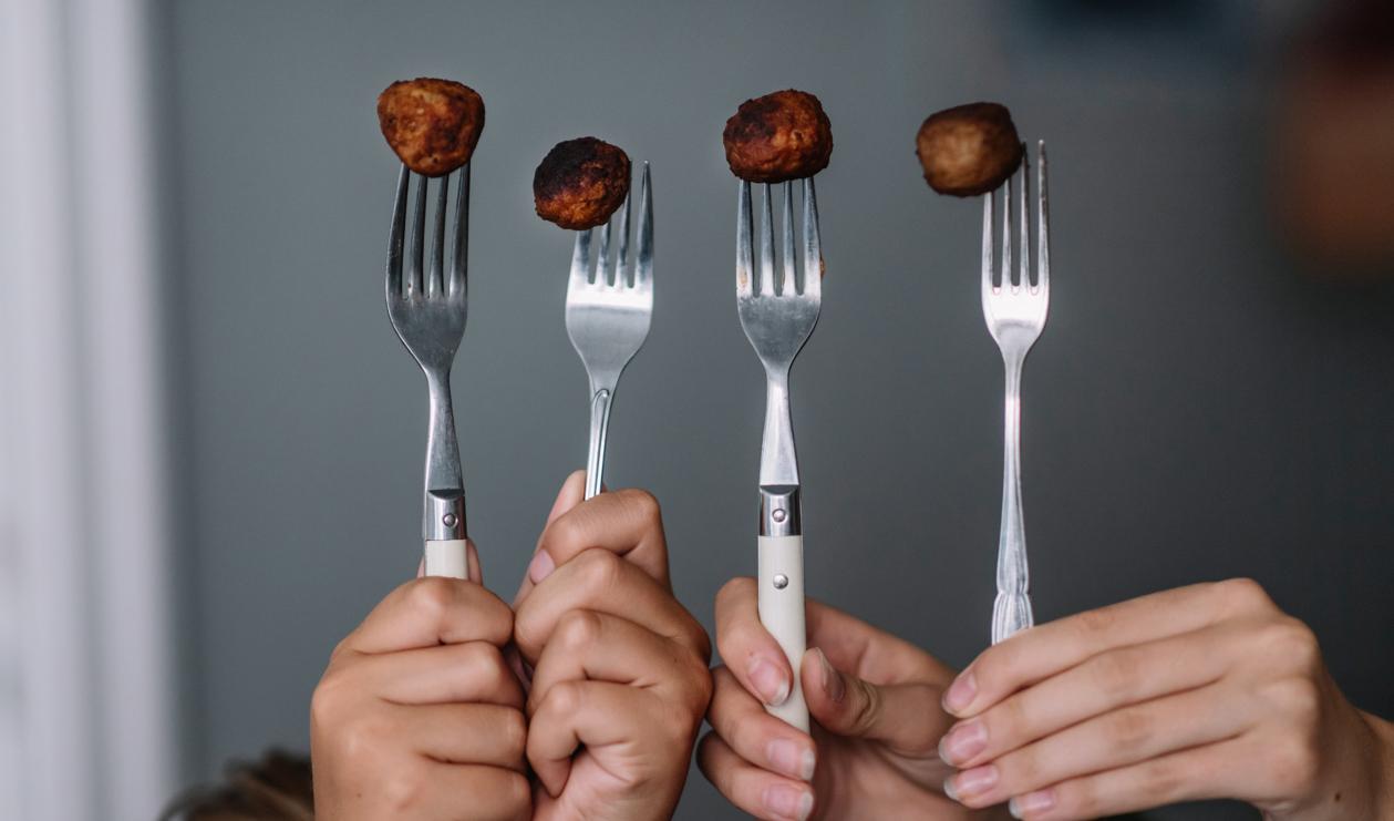 På Kilbergsskolan i Bollnäs serveras köttbullar och makaroner varje dag, vid sidan av den ordinarie skolmaten. "Det är lite lyxigt", säger Linda Pettersson som arbetar i skolmatsalen. Arkivbild. Foto: Stina Stjernkvist/TT