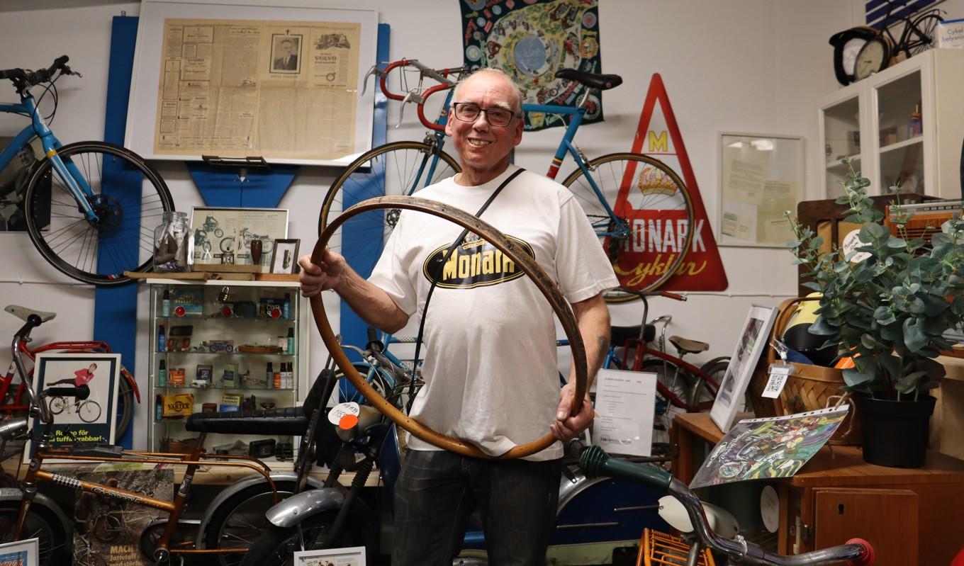 Monarks första cykel kom år 1910 och hade fälgar i trä. Roger Arneson visar upp en 110 år gammal fälg. Foto: Anton Nilsson.