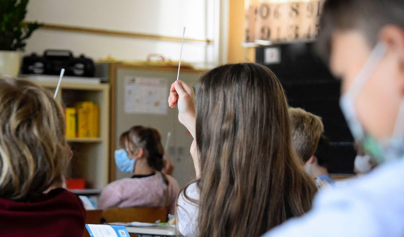 Elever med munskydd under en lektion på en grundskola i den tyska huvudstaden Berlin den 9 augusti 2021. Foto: Tobias Schwarz/AFP via Getty Images