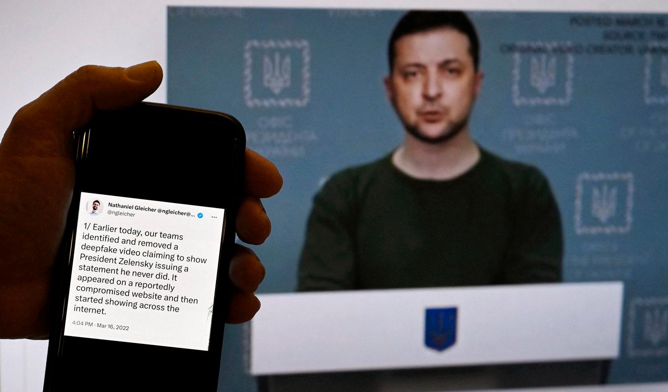 Falska videor med Ukrainas president Zelenskyj har lurat flera makthavare. Foto: OLIVIER DOULIERY/AFP via Getty Images