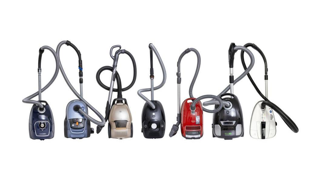 Testfakta har testat sju dammsugare. Från vänster: Bosch BGB7X420/25, Miele SGDF5, Philips FC8787/09, OBH Nordica VO6136NA, Electrolux PD91-8SSM, point pro SERIES PRO73BL, Nilfisk Select Performance Comfort.Foto: Testfakta