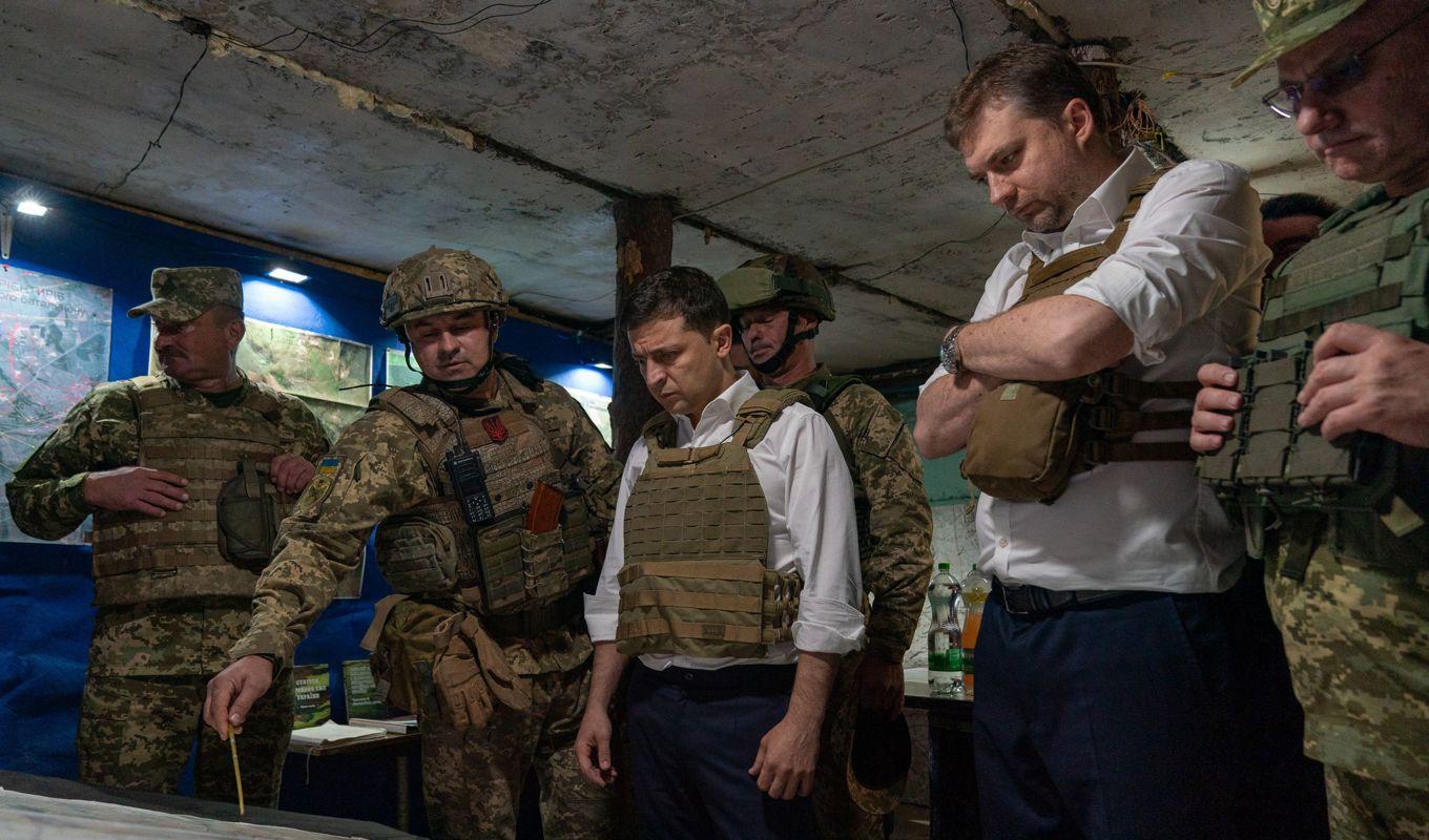 På bilden ses Ukrainas president Volodymyr Zelenskyj tillsammas med officerare i Donetsk den 14 oktober 2019. Foto: STR/AFP via Getty Images