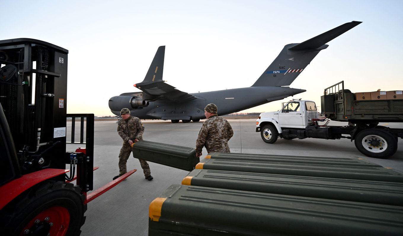 Ukrainska soldater lastar amerikanska portabla luftvärnssystem och andra militära hjälpmedel som skeppats till Ukraina i februari 2022. Foto: Sergei Supinsky/AFP via Getty Images