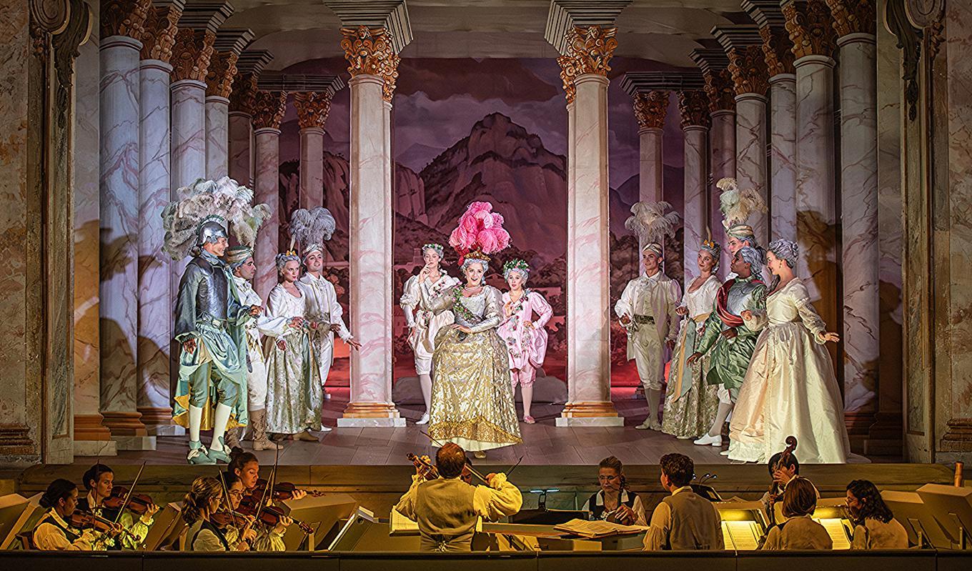 I barockoperan Dardanus är kärleken det centrala och människors öden styrs av Venus och Amour som skänker kärleksgåvor. Foto: Martin Hellström