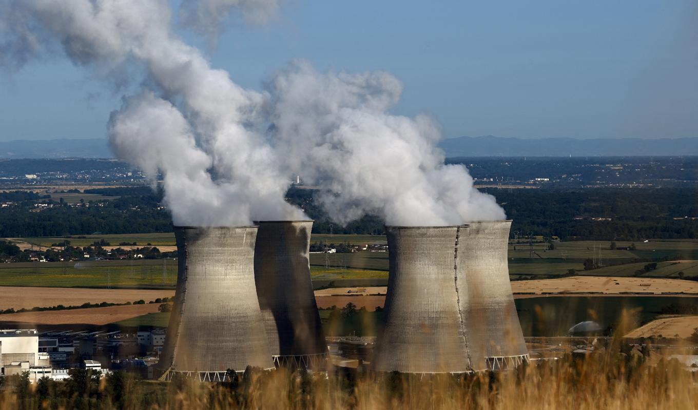 Ånga stiger upp från kyltornen i kärnkraftverket Bugey i Saint-Vulbas i centrala Frankrike, den 20 juli. Foto: Olivier Chassignole/AFP via Getty Images