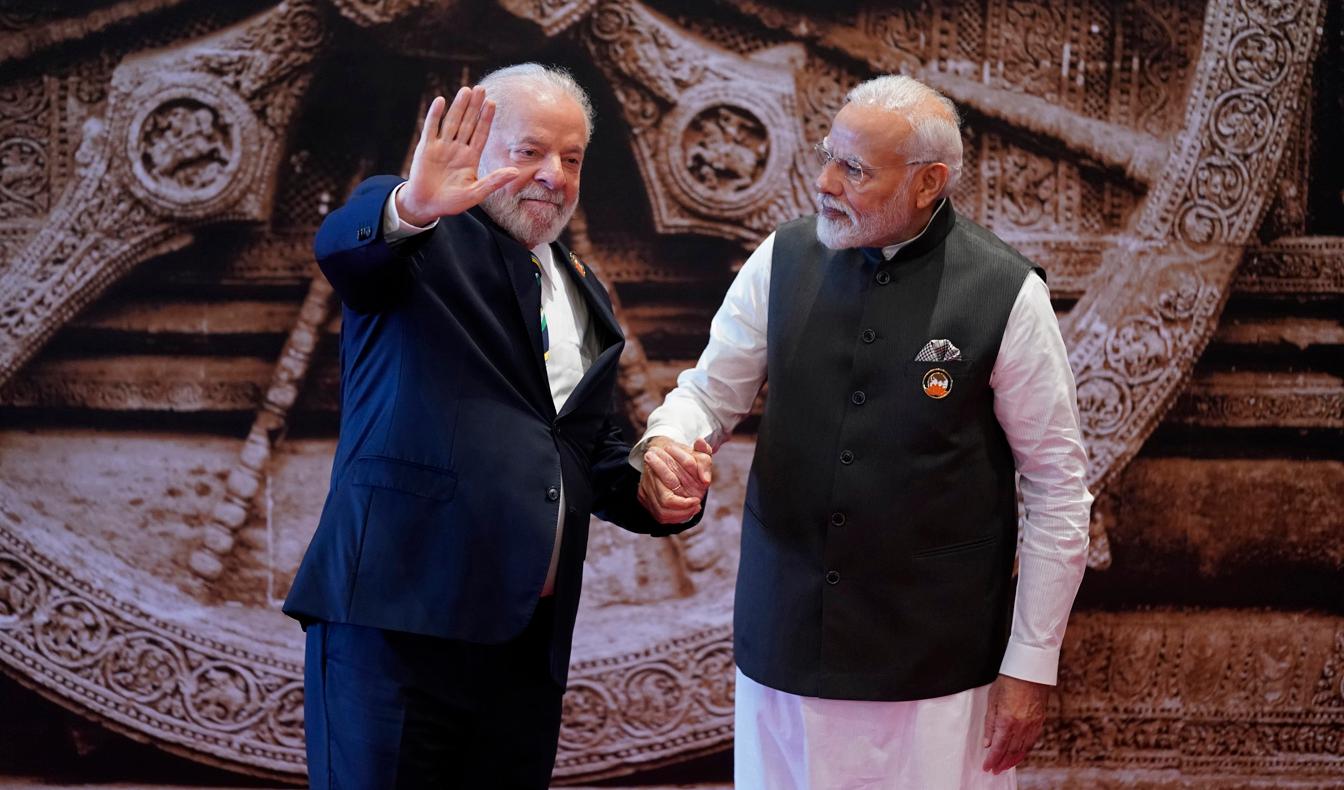 Brasiliens president Luiz Inácio Lula da Silva och Indiens premiärminister Narendra Modi hälsar på varandra under helgens G20-möte i Delhi. Foto: Evan Vucci/AP/TT