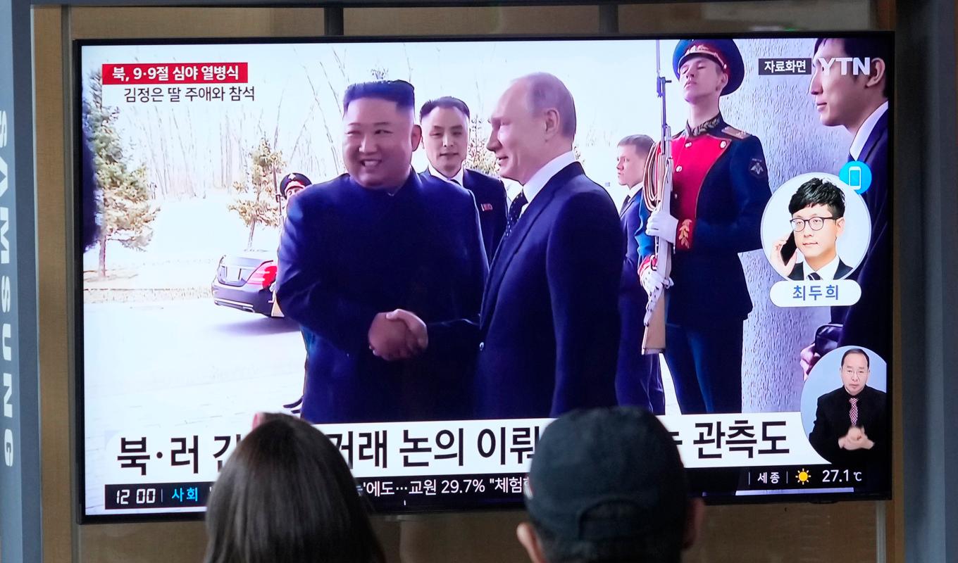 Kim Jong-Un och Putin kan komma att mötas vid rysk-nordkoreanska gränsen redan på tisdag. Arkivbild. Foto: Ahn Young-joon/AP/TT