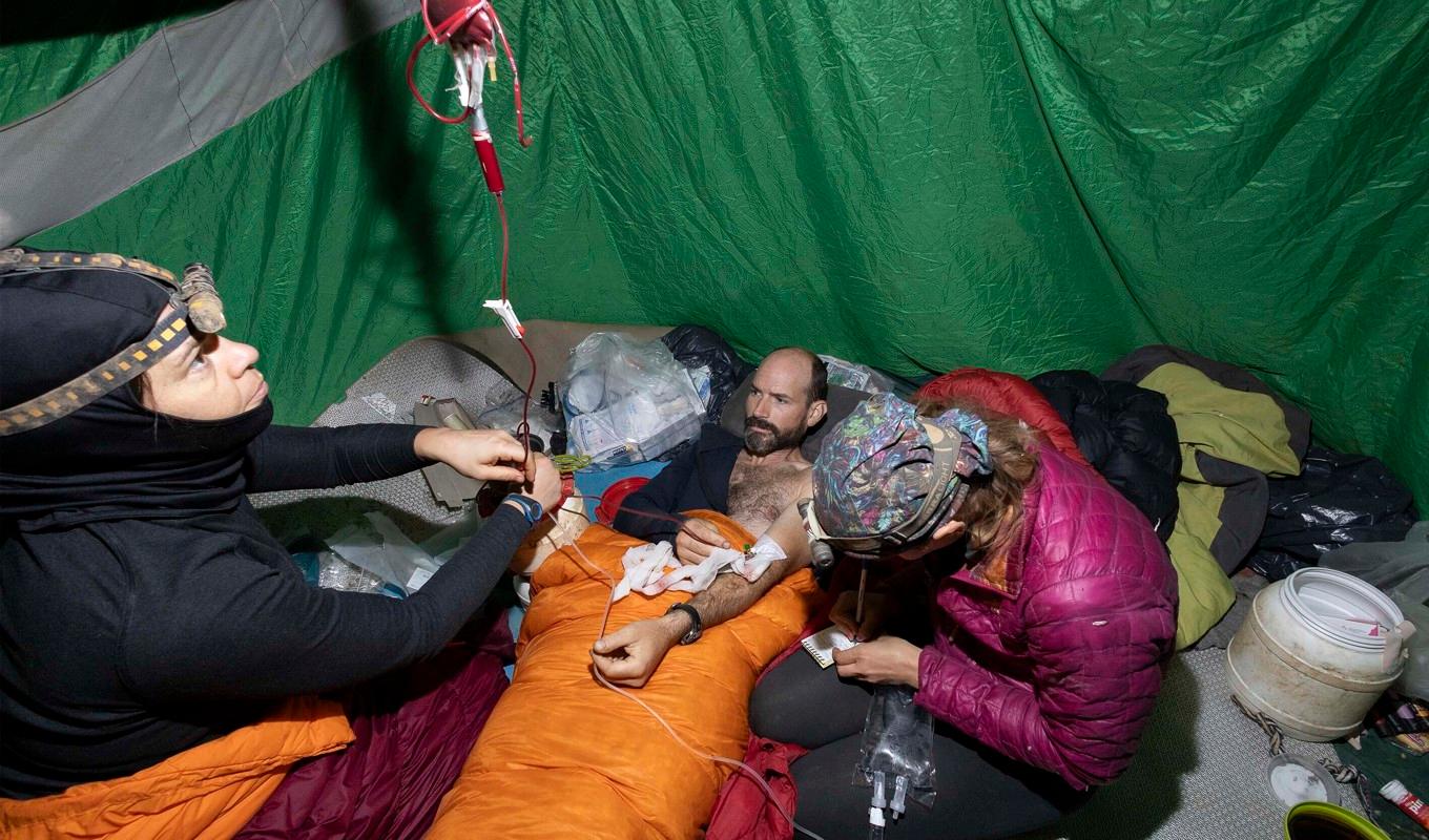 Ett vårdteam tar hand om grottforskaren Mark Dickey inuti grottan Morca, i södra Turkiet. Bilden distribuerades i lördags av Ungerska grotträddningstjänsten. Foto: Marton Kovacs/AP/TT