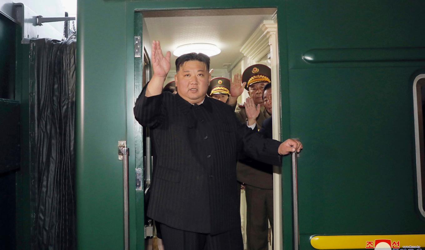 Kim Jong-Un vinkar i samband med att han kliver ombord på sitt pansartåg i Pyongyang, enligt bilder publicerade av den statliga nyhetsbyrån KCNA. Foto: KCNA/AP/TT