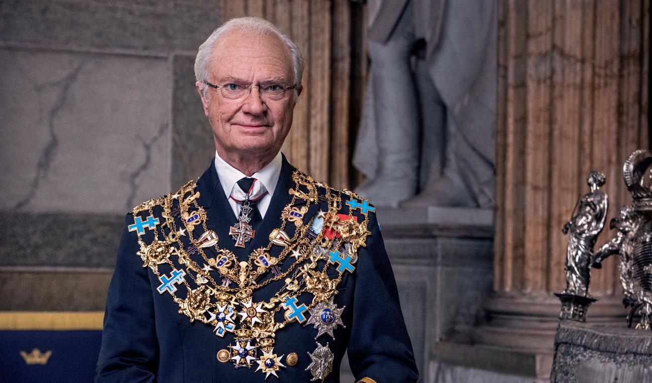 Kung Carl Gustaf i amiralsuniform på sitt jubileumsporträtt, som avtäcktes den 1 januari. Foto: Thron Ullberg/Kungliga hovstaterna/TT