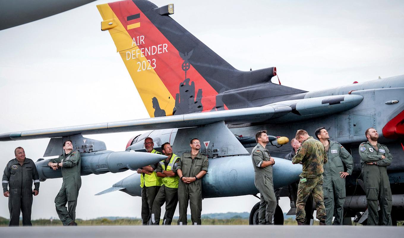 Tyska soldater vid ett Luftwaffe-plan vid en övning i tyska Jagel i somras. Foto: Kay Nietfeld/DPA/AP/TT