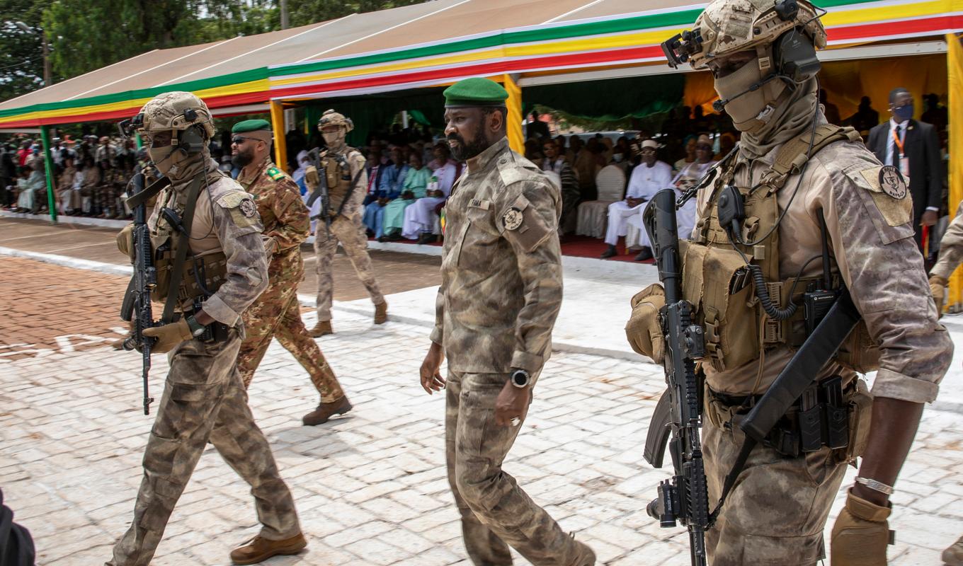 Malis juntaledare Assimi Goïta, i grön basker, under en militärparad under firande av Malis självständighetsdag 2022. Arkivbild. Foto: AP/TT