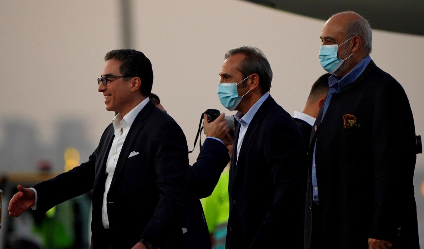 Med ett leende på läpparna klev tre av de tidigare fängslade amerikanerna Siamak Namazi, Emad Sharghi och Morad Tahbaz av planet i Doha. Foto: Lujain Jo/AP/TT