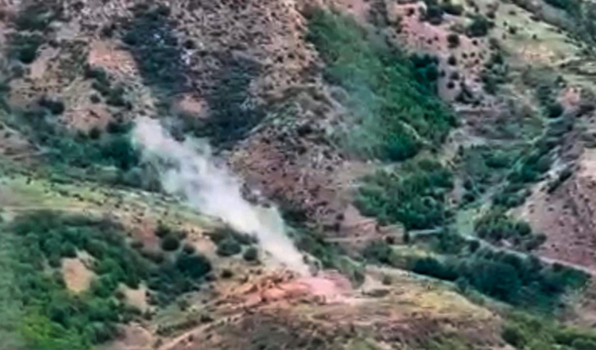 Bild från en film som sägs visa rök efter ett anfall i Nagorno-Karabach på tisdgaen. Foto: Azerbajdzjans försvarsdepartement/AP/TT
