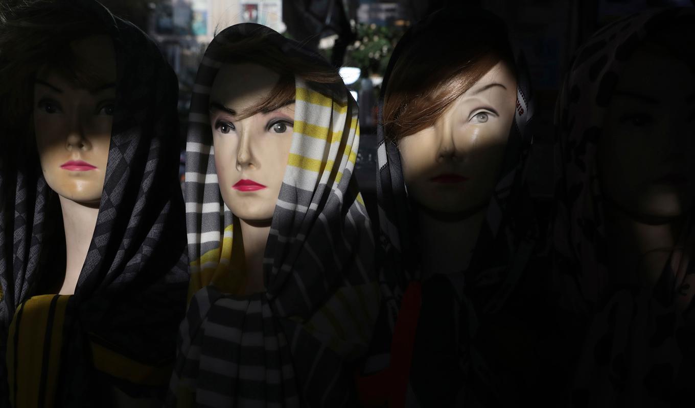 Skyltdockor klädda med huvuddukar i en butik i Irans huvudstad Teheran. Arkivbild. Foto: Vahid Salemi/AP/TT