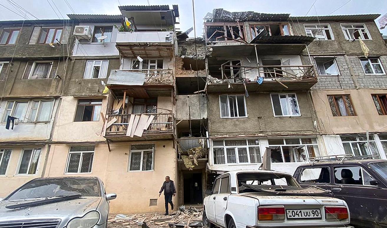 Ett delvis förstört bostadshus i Stepanakert i Nagorno-Karabach. Bild från i tisdags. Foto: Siranush Sargsyan/AP/TT