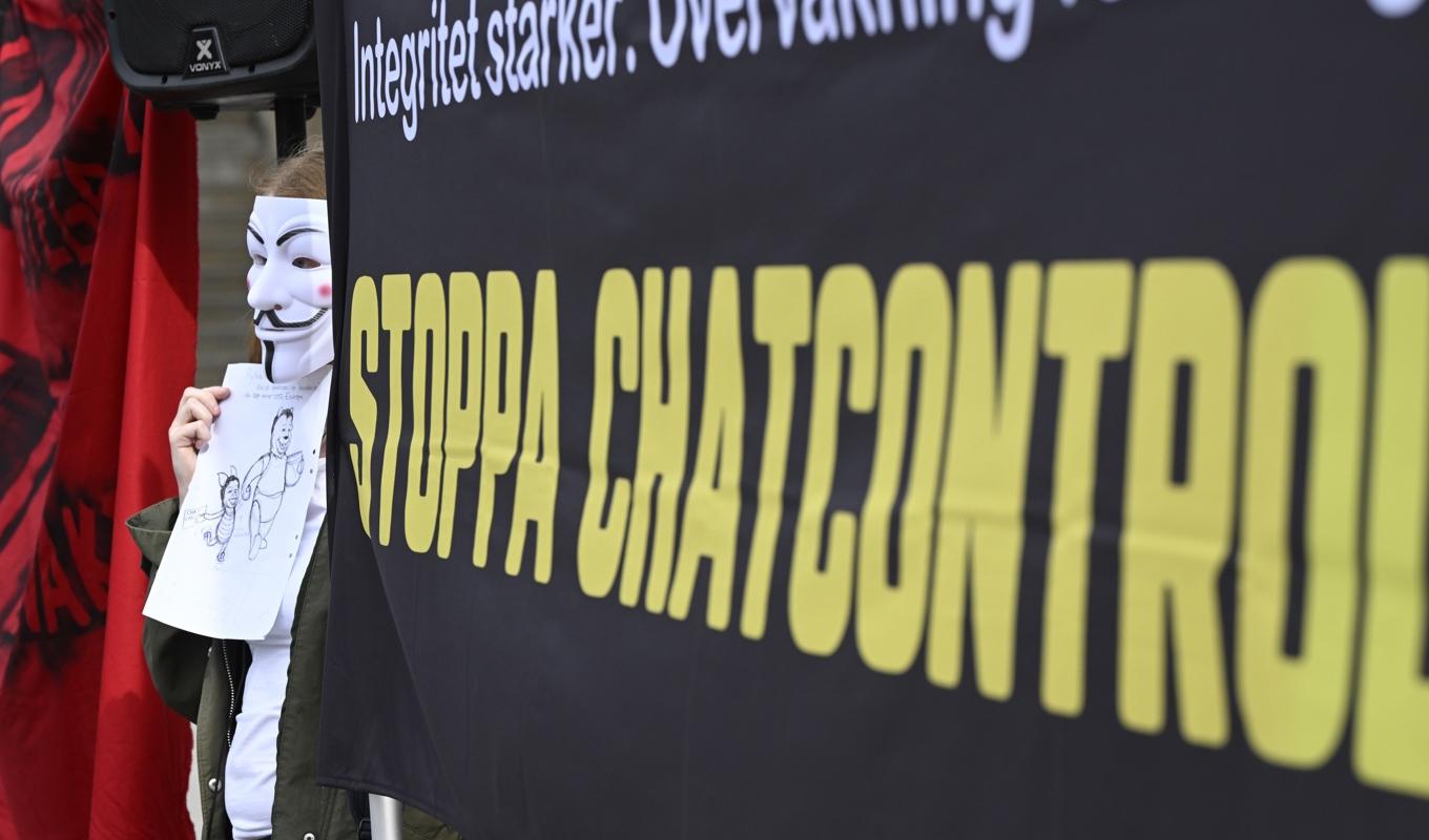 Demonstration mot det så kallade "Chat control"-förslaget på Mynttorget i Stockholm i maj i år. Arkivbild. Foto: Henrik Montgomery/TT