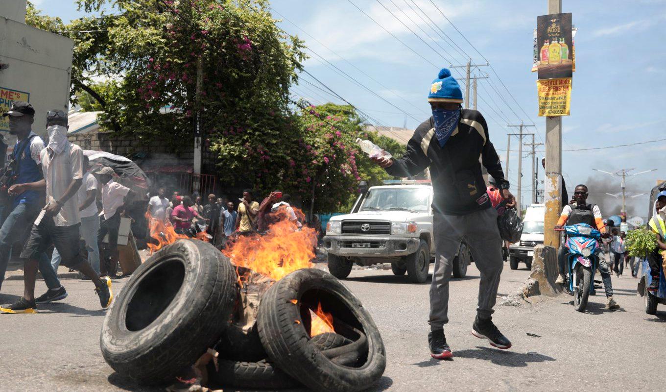 Kriminella gäng kontrollerar stora delar av Haitis huvudstad Port-au-Prince och våldsbrott är vardagsmat i den laglösa staden. Arkivbild. Foto: Odelyn Joseph/AP/TT