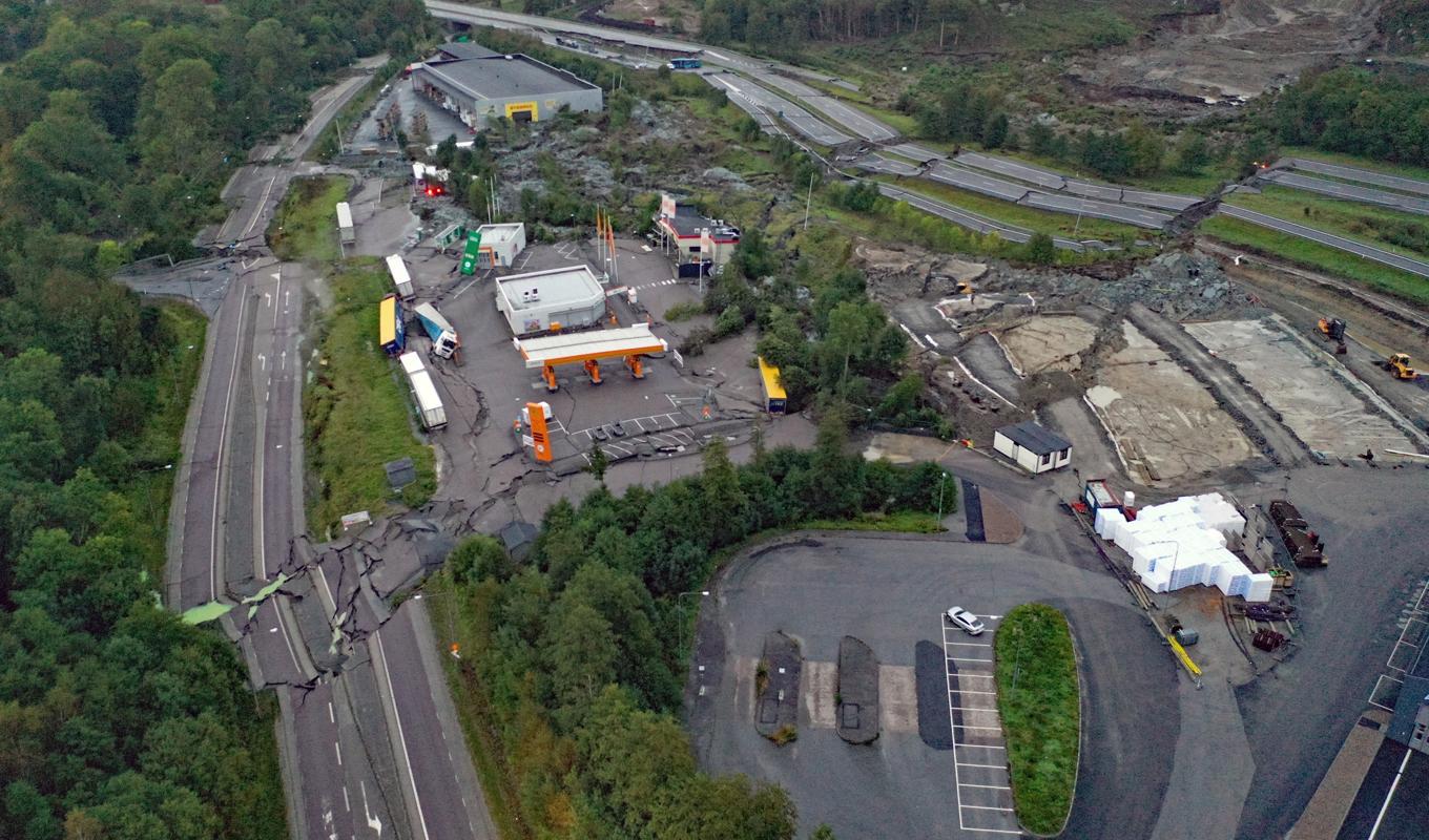 E6 vid Stenungsund är avstängd i båda riktningarna efter att ihållande regn har orsakat ett jordskred med stora skador på vägbanan som konsekvens. Foto: Mikael Berglund/TT
