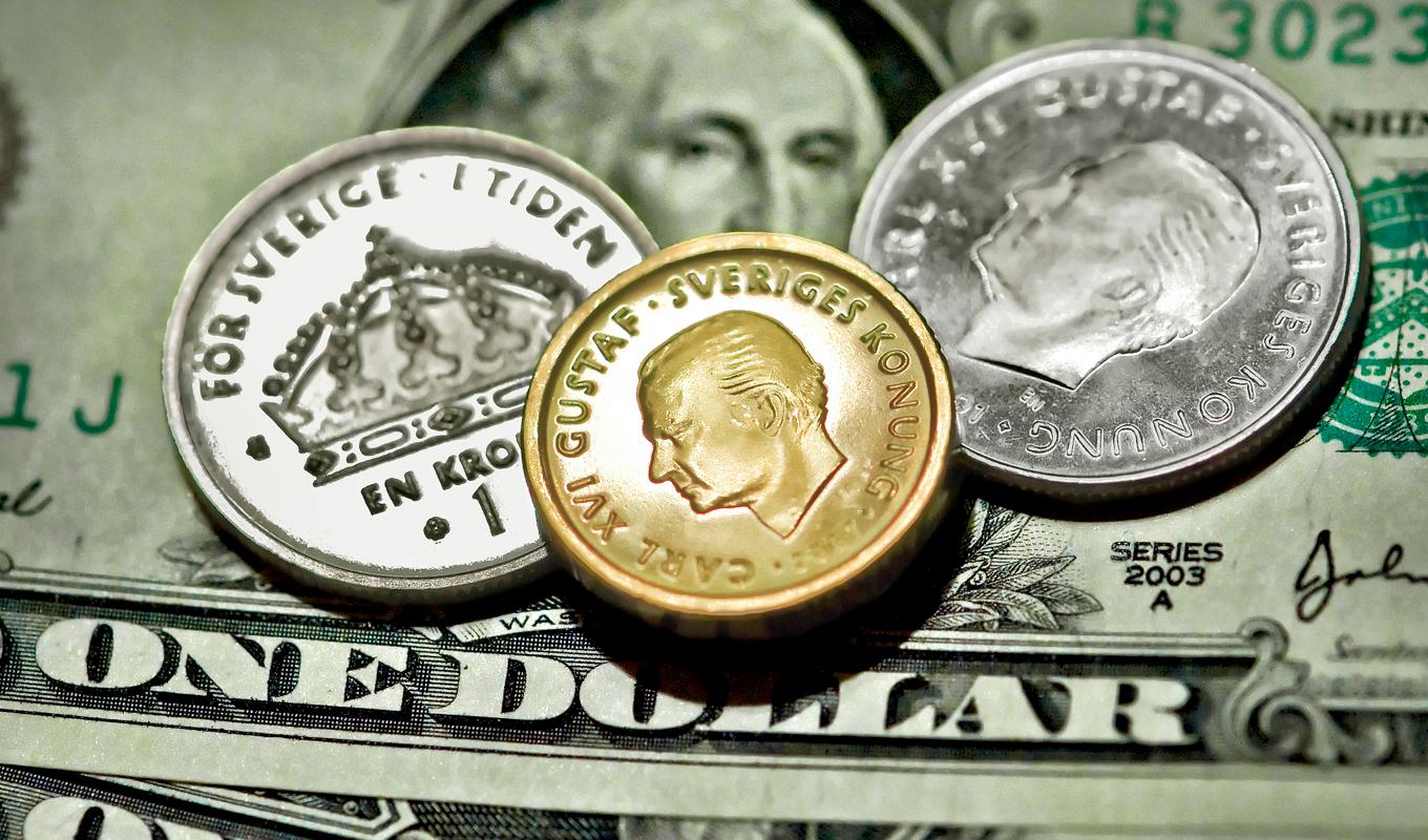 Svenska kronor på en dollarsedel. Arkivbild. Foto: Claudio Bresciani/TT