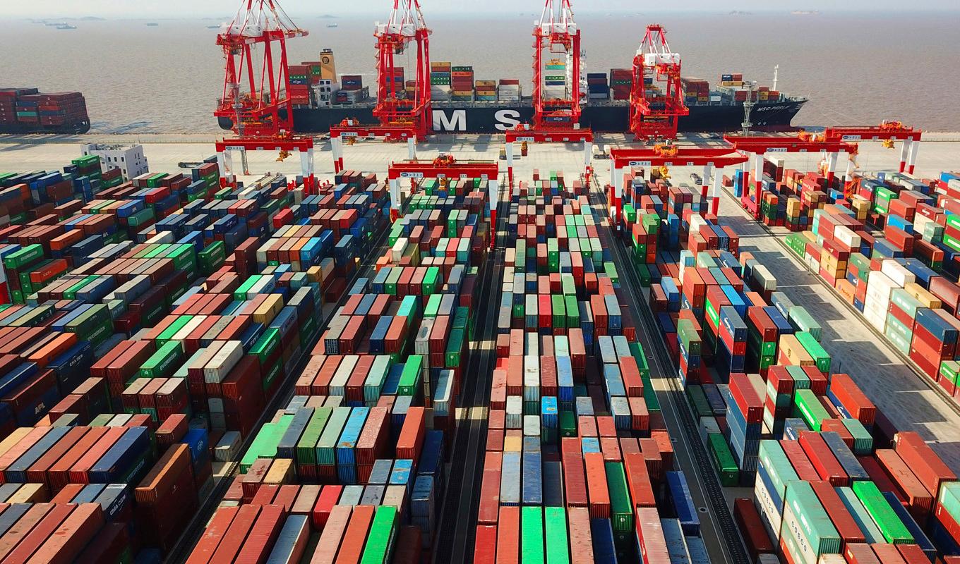 Det kan bli mindre effektiv världshandel och dyrare varor när Kinas roll i världshandeln stöps om, enligt Business Sweden. Arkivbild Foto: Chinatopix/AP/TT