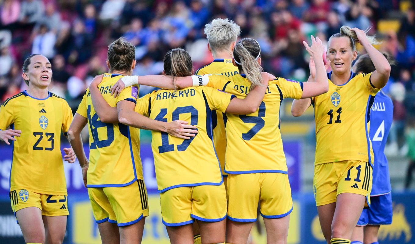Svenskt jubel efter Johanna Rytting Kaneryds 1–0-mål i tisdagens Nations League-match borta mot Italien. Foto: Jonas Ekströmer/TT