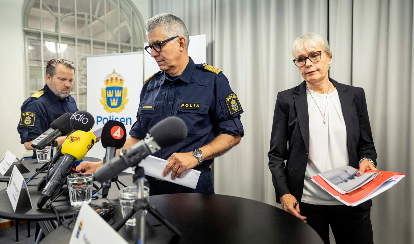 Noachefen Johan Olsson, rikspolischef Anders Thornberg och tf riksåklagare Katarina Johansson Welin vid en pressträff om våldsvågen under fredagen. Foto: Christine Olsson/TT