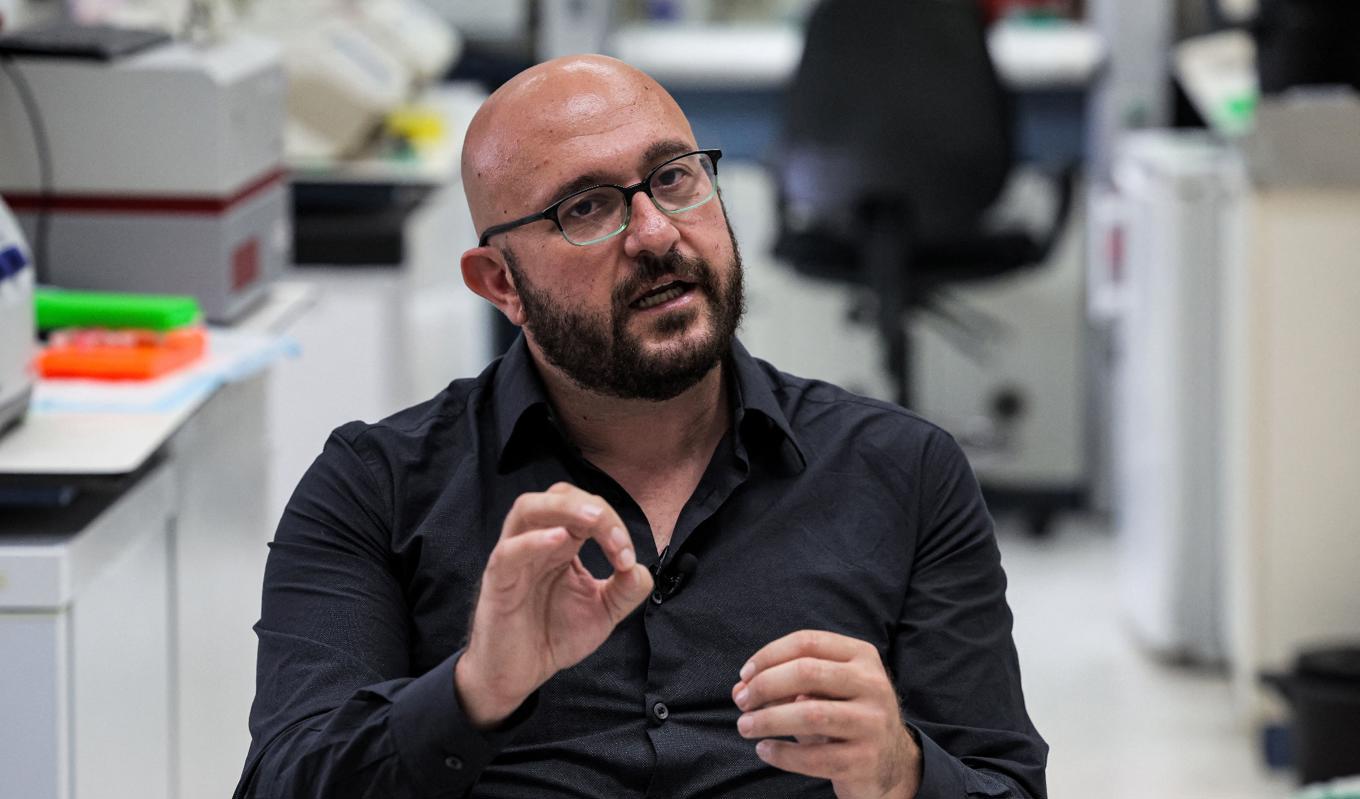 Jacob Hanna är verksam vid Weizmann-institutet i Rehovot. Här ger han en intervju i ett laboratorium, augusti 2022. Foto: Ahmad Gharabli/AFP via Getty Images