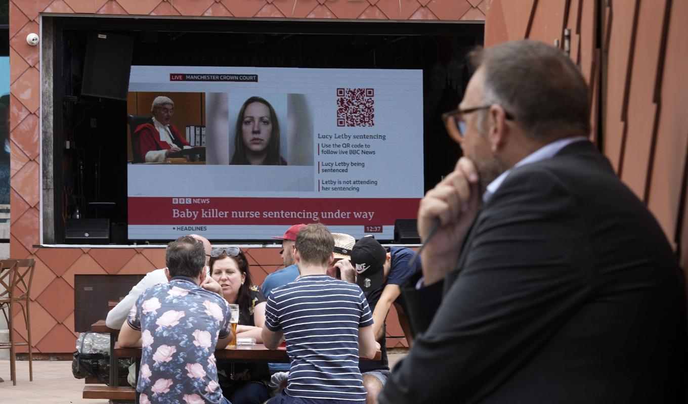 Den brittiska sjuksköterskan Lucy Letby har dömts till livtids fängelse för mord på sju barn och mordförsök på sex. I England rasar diskussionen om hur det kunde ske och behovet av visselblåsare. Samma diskussion behövs i vårt land, anser krönikören. Foto: Christopher Furlong/Getty Images